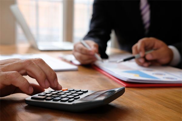 三大央媒集体发声！白酒板块全线反攻 券商称本轮调整期或在今年出现估值与业绩双底